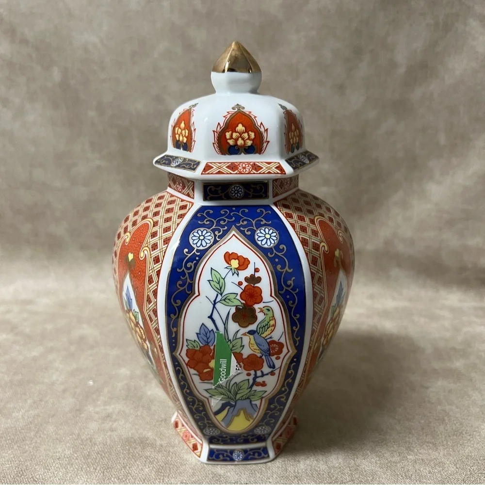 Vintage Imari Japanese Porcelain Ginger Jar in excellent condition